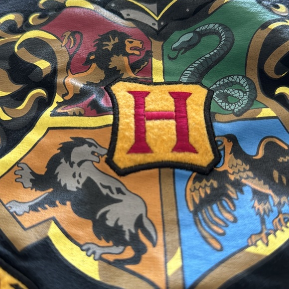 Hogwarts Sweater - Picture 5 of 6
